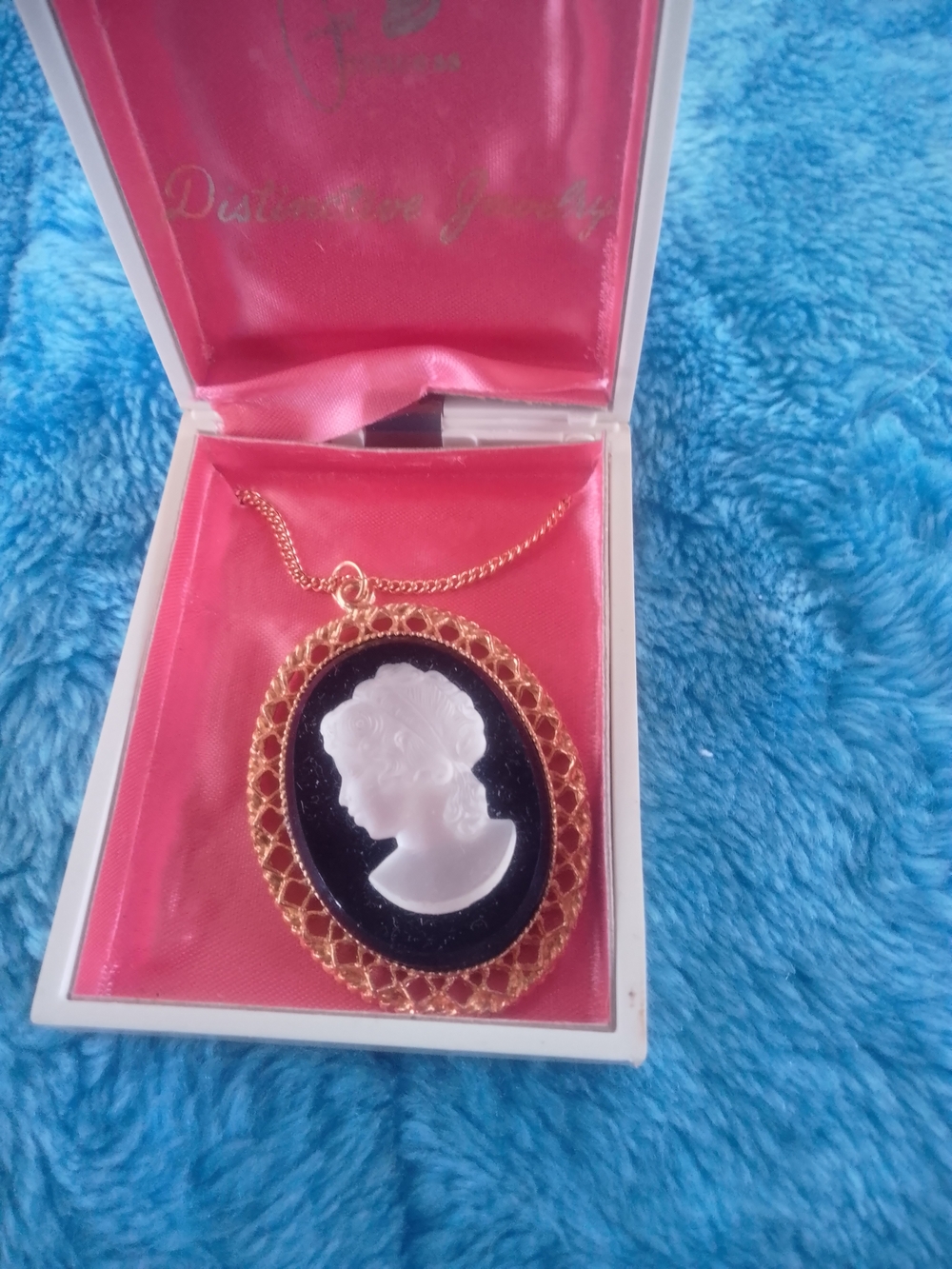 Gold-Tone Black Cameo Pendant Necklace -Vintage  Women's Jewelry